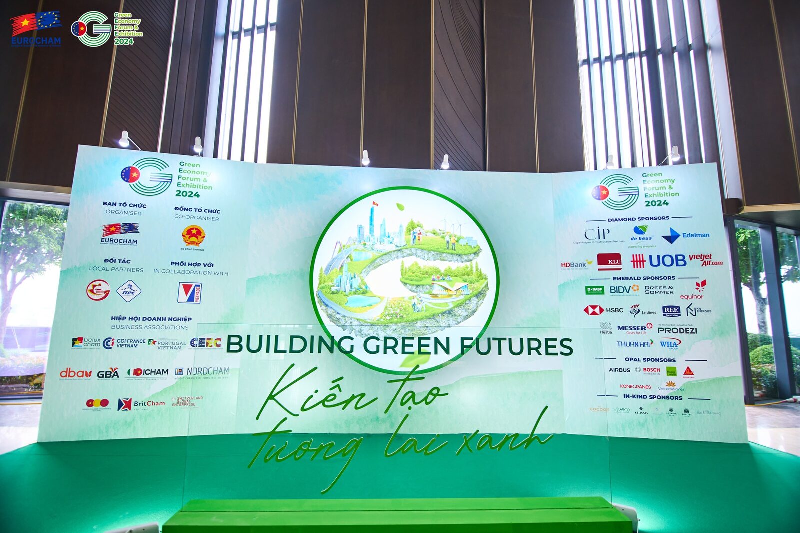 Phông nền Diễn đàn và Triển lãm Kinh tế Xanh 2024 với khẩu hiệu Kiến tạo tương lai xanh